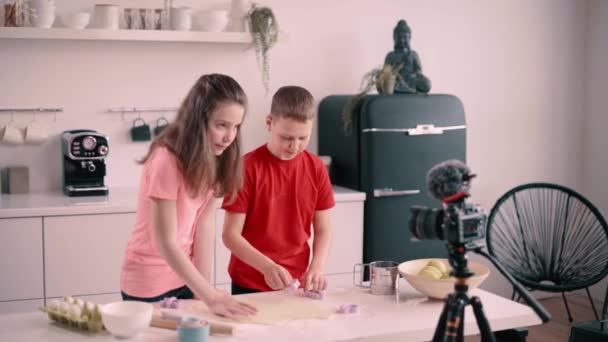Menino Menina Gravando Blog Culinário Casa Crianças Fazem Espaços Branco — Vídeo de Stock