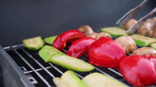 Grönsakerna Grillade Grill Med Svamp Paprika Och Zucchini Närbild Kocken — Stockvideo