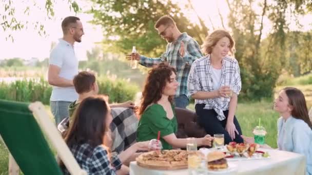 Freunde Entspannen Gemeinsam Freien Junge Fröhliche Menschen Reden Und Lachen — Stockvideo