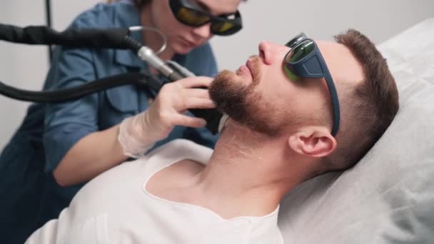 Laser Depilation Beard Contour Depilation Master Treats Neck Man Laser — Stock Video