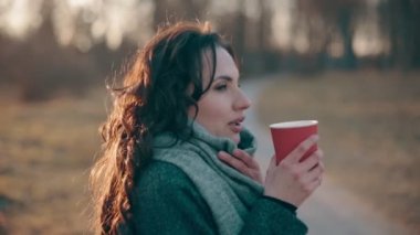 Genç Çekici Kadın Sıcak Kahve İçiyor Soğuk Sabah Dışarıda.