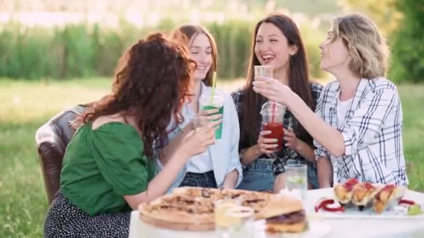 Přítelkyně Baví Čtyři Mladé Veselé Ženy Emocionálně Mluví Smějí Venku — Stock video