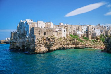 Polignano sahili bir Mare ve turistlerle plaj, Puglia, İtalya