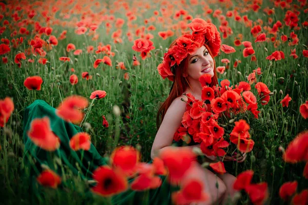 若い笑顔の赤い髪の女性は カメラを見てケシの花輪を着て — ストック写真