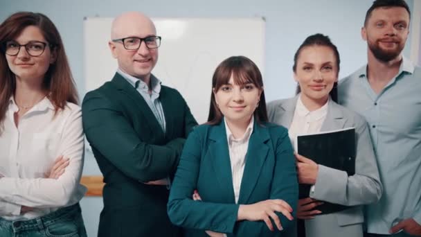 Команда Молодых Бизнесменов Смотрит Камеру Офисе — стоковое видео