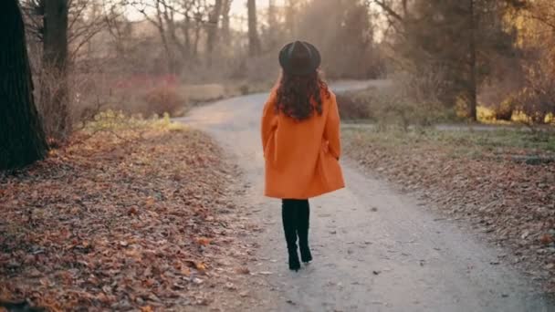Femeie Tânără Fericită Care Distrează Mergând Parcul Toamnă Privind Înapoi — Videoclip de stoc
