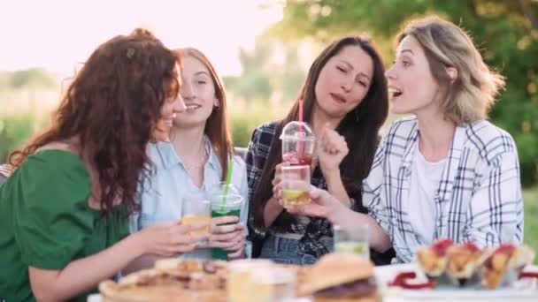 Дівчата Розважаються Чотири Молодих Веселих Жінки Емоційно Розмовляють Сміються Відкритому — стокове відео