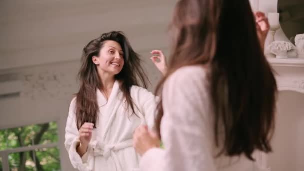 Bornozlu Çekici Bir Kadın Aynada Saçını Inceliyor — Stok video