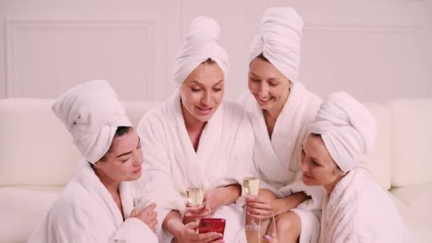 Group Women Spend Leisure Time Four Young Attractive Women Bathrobes — Video