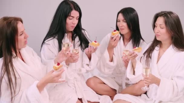 Girlfriends Having Fun Four Young Attractive Women Bathrobes Eat Sweets — 图库视频影像