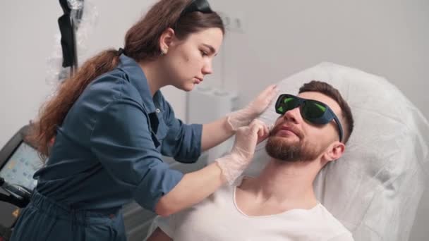 Depilazione Laser Del Contorno Della Barba Specialista Pulisce Pelle Con — Video Stock