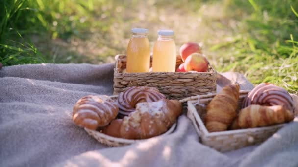 Close Food Picnic Fresh Pastries Juice Lie Wicker Baskets Grass — Stockvideo