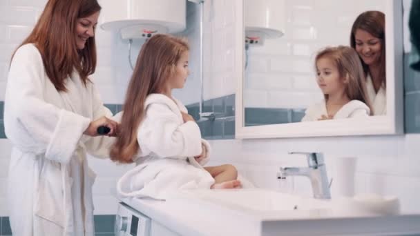 Ibu Merawat Anak Perempuannya Wanita Muda Kaukasia Menyikat Rambut Putri — Stok Video