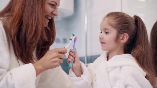 Uma Jovem Mãe Sua Filha Quatro Anos Escovam Dentes Juntos — Vídeo de Stock