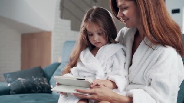 Young Attractive Woman Her Preschool Daughter Use Tablet Sofa Home — Stock Video