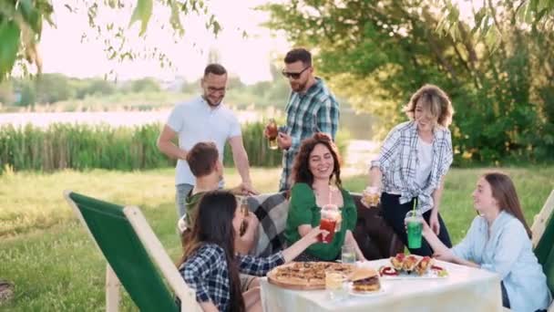 Grupo Amigos Estão Relaxando Juntos Livre Jovens Pessoas Alegres Clink — Vídeo de Stock