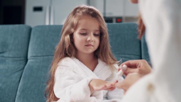 Młoda Kobieta Maluje Swoje Córeczki Paznokciami Domu Zbliżenie Górę Dziewczyny — Wideo stockowe
