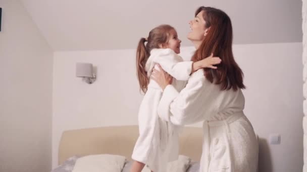 Anya Lánya Jól Érzik Magukat Otthon Fiatal Ölelgeti Kislányát Hálószobában — Stock videók
