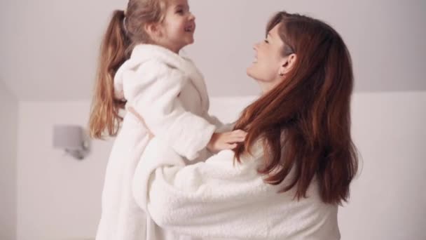 Fiatal Boldog Ölelkezik Csókolgatja Kislányát Otthon Hálószobában — Stock videók