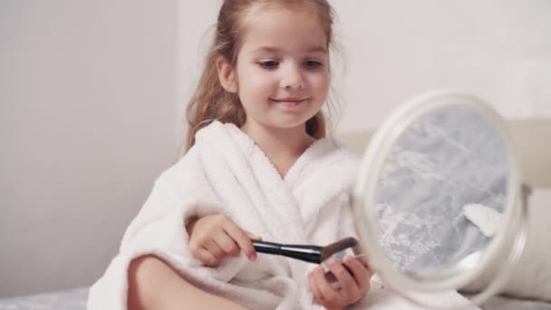 Linda Niña Preescolar Aprende Hacer Maquillaje Madre Niño Mira Espejo — Vídeo de stock