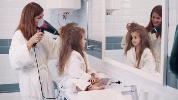 Мама Заботится Дочери Молодая Белая Женщина Вытирает Волосы Своей Милой — стоковое видео