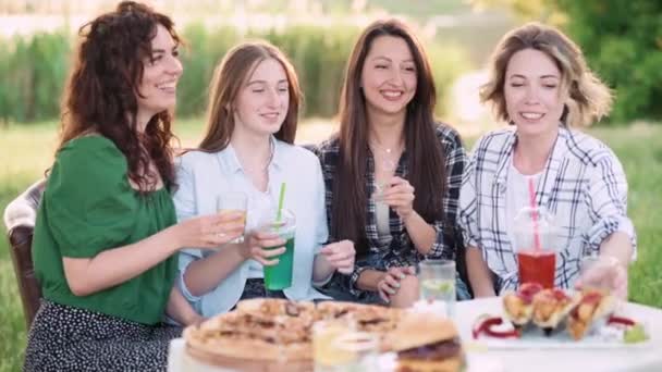 Les Copines Amusent Quatre Jeunes Femmes Gaies Parlent Rient Émotionnellement — Video