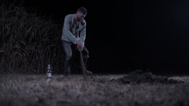 Killer Digs Grave Night Young Scary Man Digs Hole Field — Stock Video