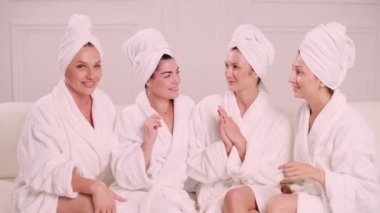 Bir grup kadın boş zaman geçirir. Bornozlu genç ve çekici kadınlar neşeyle sohbet eder..