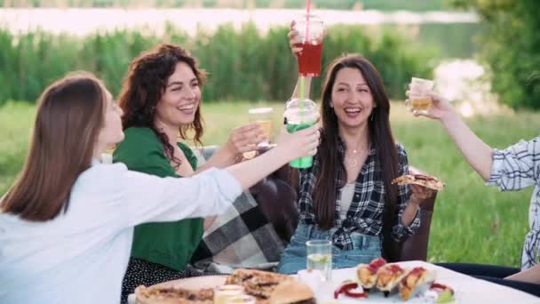 Pacar Yang Bersenang Senang Empat Wanita Muda Ceria Makan Dan — Stok Video