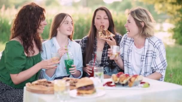 Group Young Cheerful Women Picnic Girlfriends Eat Pizza Drink Drinks — Stock Video