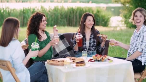Girlfriends Having Fun Four Young Cheerful Women Eat Drink Drinks — Vídeo de stock