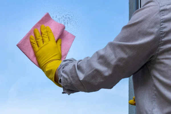 Contemporary Man Washing Windows Home Pink Cloths Yellow Rubber Gloves — Stock Photo, Image