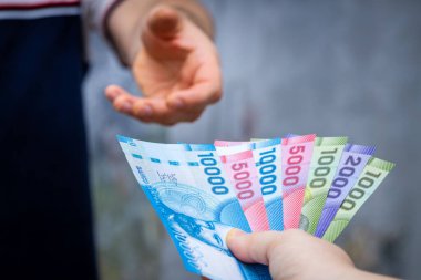 Şili parası, elden ele banknot dosyası, ekonomik ve iş konsepti