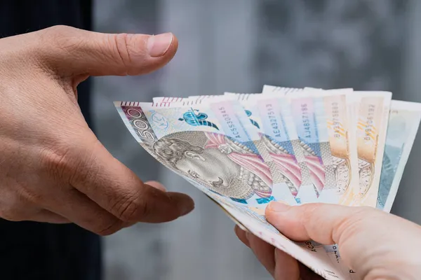 Польские Деньги Папка 500 200 Злотых Банкнот Передается Другому Лицу — стоковое фото