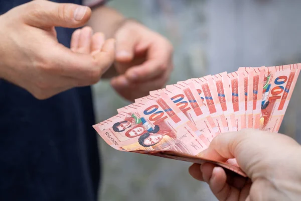 Boliwijskie Pieniądze Duży Plik Banknotów Przekazywanych Ręki Rękę — Zdjęcie stockowe