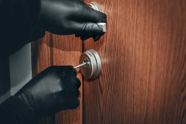 Apartman Soygunu Siyah Eldivenli Bir Hırsız Kapıyı Maymuncukla Açıyor — Stok fotoğraf