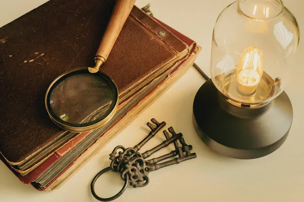 Old Photo Albums Vintage Glowing Lamp Keychain Concept Searching Answers — Stock Photo, Image