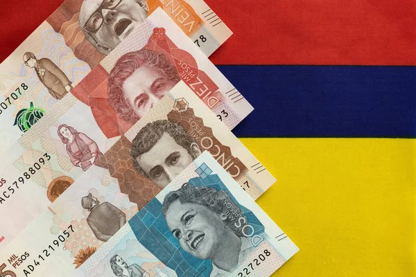 Κολομβιανά Χρήματα Πέσος Τραπεζογραμμάτια Στο Φόντο Της Εθνικής Σημαίας Της — Φωτογραφία Αρχείου