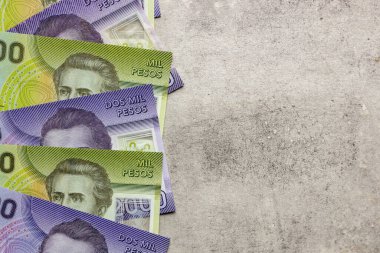 Şili parası, bin iki bin peso banknot, metin alanı, gri arka plan