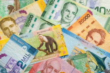 Kosta Rika para birimi. Tüm banknotlar masaya saçılmış, çerçeve doldurulmuş.