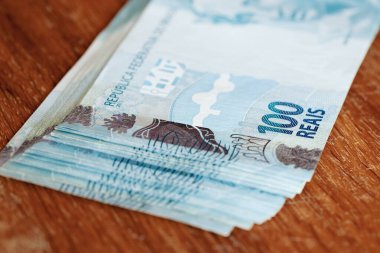 Bir tomar Brezilya parası, büyük miktarda 100 reais banknot