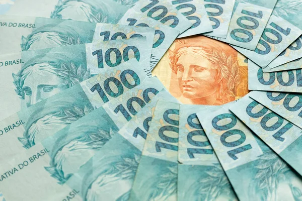 Сотні Бразильських Грошей Banknotes Аранжував Близько Реалів Концепцію Економічних Коливань — стокове фото