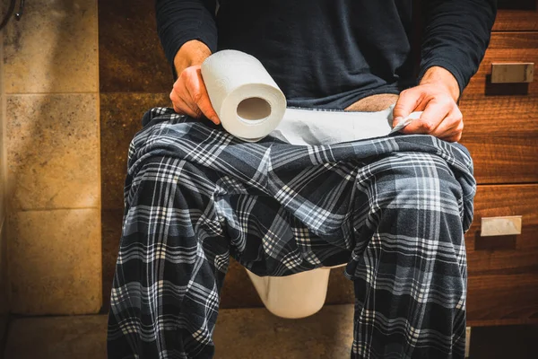 Pijamalı Bir Adam Tuvalette Oturuyor Konsept Gastrik Sağlık Sorunları — Stok fotoğraf