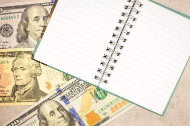 Defterli Amerikan doları, metin için boşluk, gri masa üstü, üst görünüm, yakın çekim 