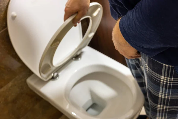 Pijamalı Bir Adam Tuvaletin Başında Duruyor Karnını Tutuyor Prostat Idrar — Stok fotoğraf