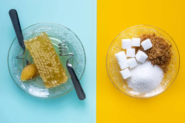 Gesunder Gegen Ungesunden Zucker Ungesunder Schmelzzucker Auf Gelbem Hintergrund Weiß — Stockfoto