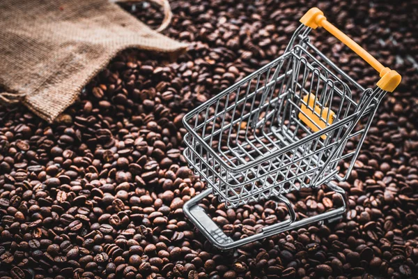 Montón Granos Café Enteros Carrito Compras Vacío Concepto Aumento Los — Foto de Stock