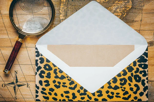Envelop Met Een Jaguar Huid Kleur Patroon Een Stijlvol Vergrootglas — Stockfoto