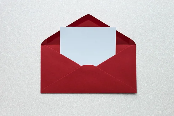 Parlak Arkaplan Üzerine Uzanan Boş Yazı Kağıdıyla Kırmızı Zarfı Metin — Stok fotoğraf