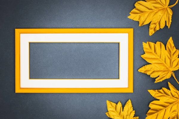 スローガンのための空のスペース 黄金の葉 フラットレイアウト 抽象的な色 ネイビーブルーの背景を持つ創造的なレイアウト 繊細な黄色のフレーム — ストック写真